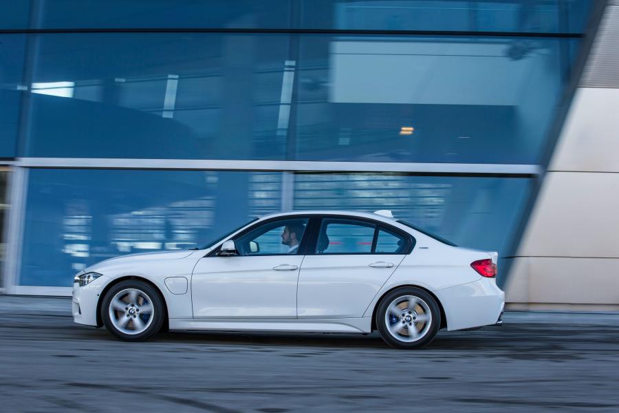  BMW 330e M Sport 2016 года  (фото 20 из 40)